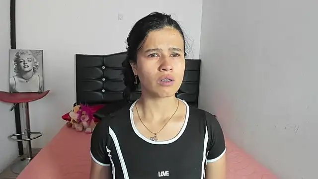 Snapshot of LatinaQueen23 chatting on 15, 4, 2026 LatinaQueen23 online show from 15, 4, 2026