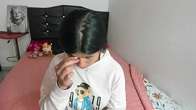 Snapshot of LatinaQueen23 chatting on 16, 4, 2026 LatinaQueen23 online show from 16, 4, 2026