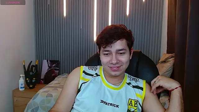 Snapshot of Julian_Smith21 chatting on 3, 5, 2026 Julian Smith21 online show from 3, 5, 2026