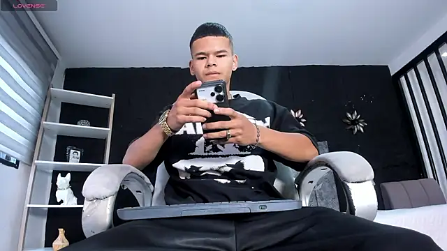 DylanRoyce  online show from 8, 4, 2026