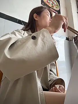 Snapshot of Mia-lp chatting on 15, 4, 2026 Mia-lp online show from 15, 4, 2026