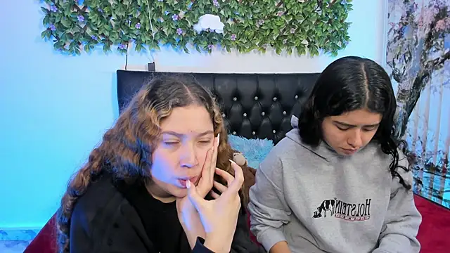 Snapshot of valeria_and_zoe chatting on 29, 4, 2026 valeria and zoe online show from 29, 4, 2026
