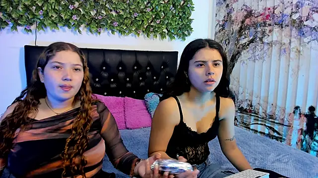 Snapshot of valeria_and_zoe chatting on 8, 5, 2026 valeria and zoe online show from 8, 5, 2026