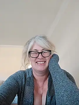 FlirtyFleur-x online show from 2, 4, 2026