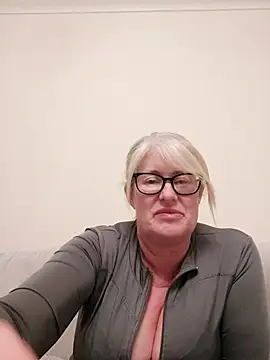 FlirtyFleur-x online show from 4, 4, 2026