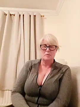 FlirtyFleur-x online show from 19, 4, 2026