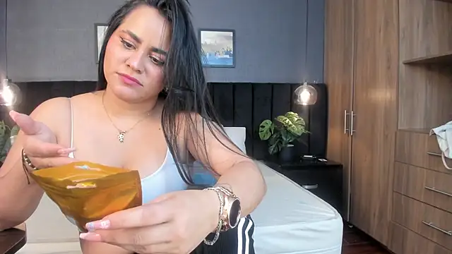 Snapshot of alejandra__garcia chatting on 10, 7, 2026 alejandra garcia online show from 10, 7, 2026