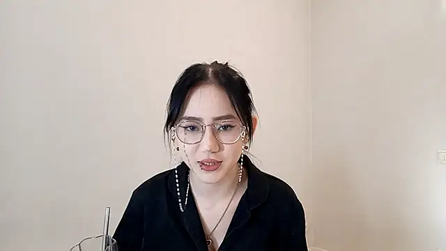 Snapshot of SolvedGlobe chatting on 23, 4, 2026 SolvedGlobe online show from 23, 4, 2026