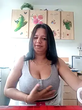 Snapshot of roxana_e43 chatting on 2, 5, 2026 roxana e43 online show from 2, 5, 2026