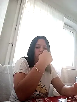 Snapshot of roxana_e43 chatting on 2, 5, 2026 roxana e43 online show from 2, 5, 2026