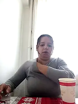 Snapshot of roxana_e43 chatting on 6, 5, 2026 roxana e43 online show from 6, 5, 2026