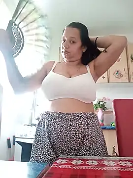 Snapshot of roxana_e43 chatting on 25, 6, 2026 roxana e43 online show from 25, 6, 2026