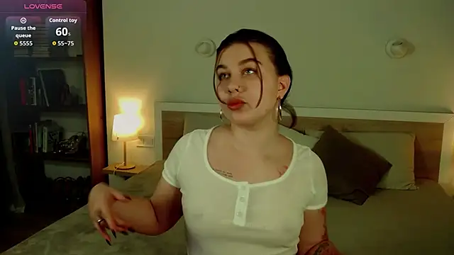Snapshot of HermioneMoon chatting on 6, 5, 2026 HermioneMoon online show from 6, 5, 2026