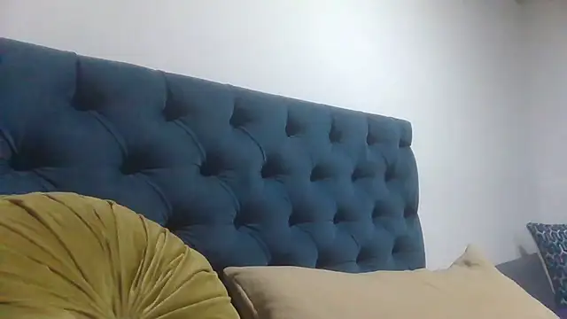 Jiwon Han online show from 17, 4, 2026