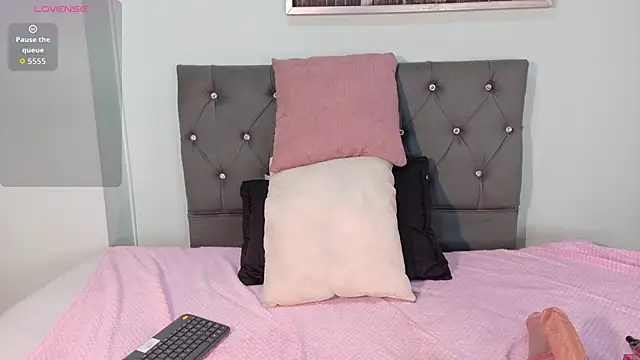Snapshot of IvonnyBon_gh chatting on 4, 6, 2026 IvonnyBon gh online show from 4, 6, 2026