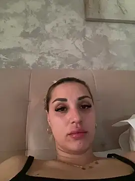 Giullyaxxx online show from 8, 4, 2026