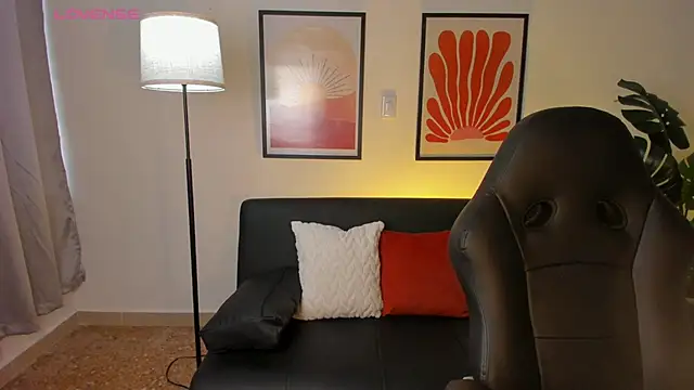 Snapshot of nova_silk chatting on 17, 4, 2026 nova silk online show from 17, 4, 2026