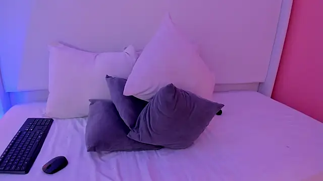 luna veega online show from 15, 4, 2026