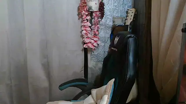 Snapshot of small_13 chatting on 13, 5, 2026 small 13 online show from 13, 5, 2026