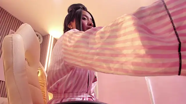 tifannygrey  online show from 28, 7, 2026