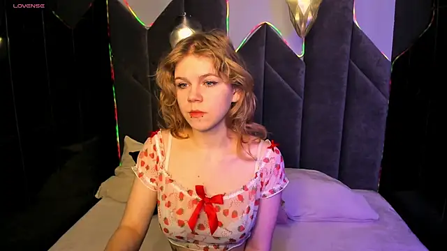 Snapshot of ElizabethVane chatting on 9, 4, 2026 ElizabethVane online show from 9, 4, 2026