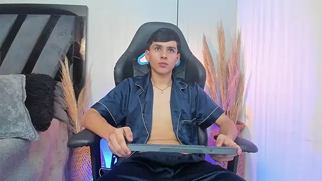 Andrew restrepoo online show from 30, 4, 2026