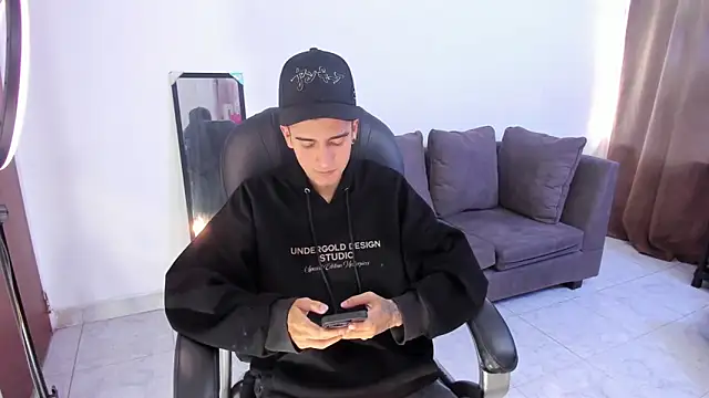 Snapshot of Ethann_Boy chatting on 13, 4, 2026 Ethann Boy online show from 13, 4, 2026