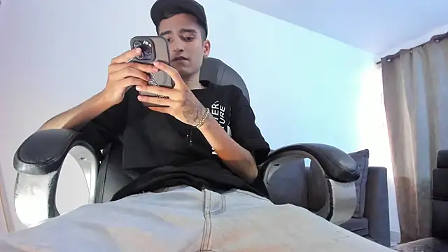 Snapshot of Ethann_Boy chatting on 15, 4, 2026 Ethann Boy online show from 15, 4, 2026