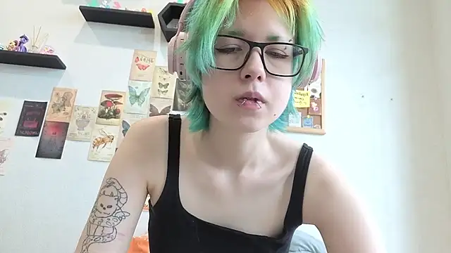 Snapshot of LittleKittenStar chatting on 8, 6, 2026 LittleKittenStar online show from 8, 6, 2026