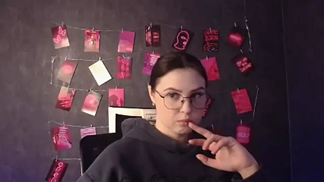 Nika nik a online show from 25, 3, 2026