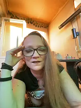 Snapshot of LizzieZ1975 chatting on 22, 5, 2026 LizzieZ1975 online show from 22, 5, 2026