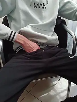 Snapshot of Skinboy06 chatting on 2, 4, 2026 Skinboy06 online show from 2, 4, 2026