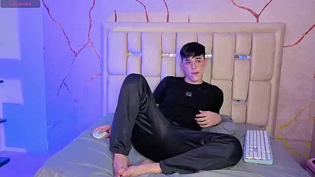 Snapshot of Tom_Parker_ chatting on 28, 4, 2026 Tom Parker online show from 28, 4, 2026