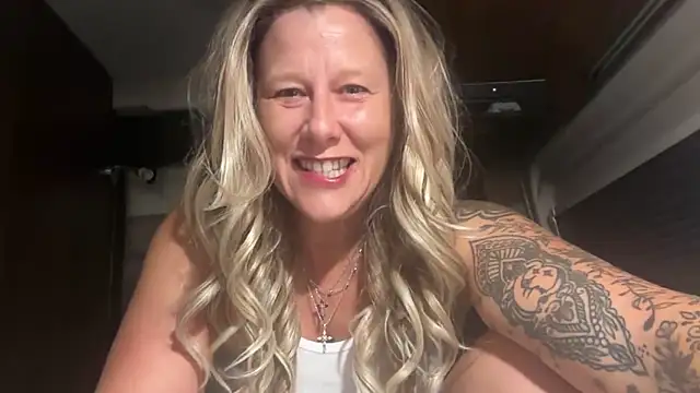 Snapshot of lillysworld chatting on 19, 4, 2026 lillysworld online show from 19, 4, 2026