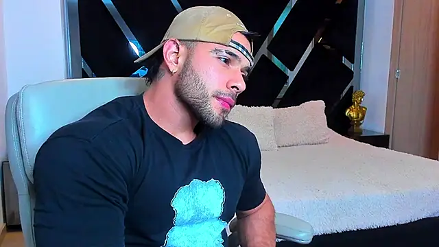 Snapshot of Raytorres chatting on 15, 4, 2026 Raytorres online show from 15, 4, 2026