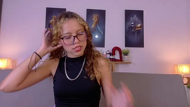 Snapshot of lia_valmont_01 chatting on 3, 5, 2026 lia valmont 01 online show from 3, 5, 2026