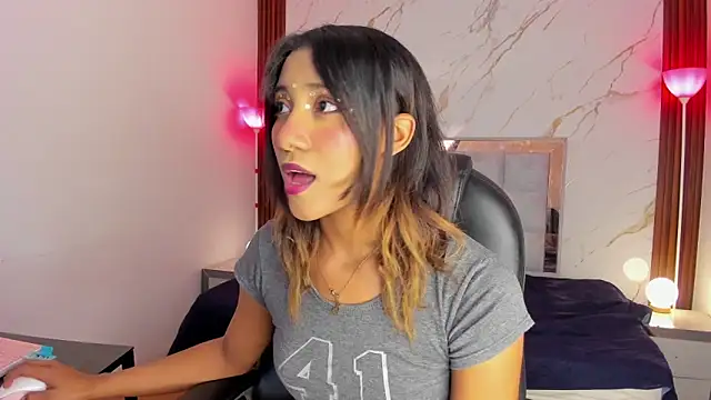 Snapshot of EsperanzaMora chatting on 2, 5, 2026 EsperanzaMora online show from 2, 5, 2026