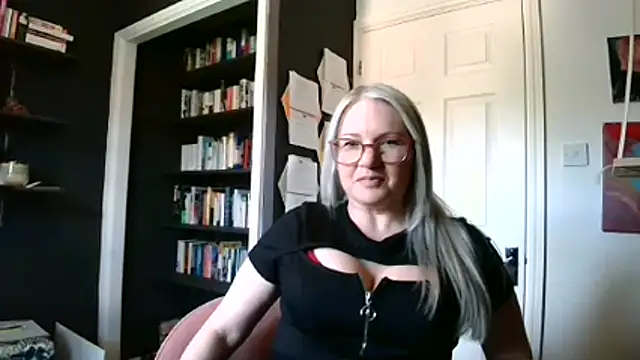 Snapshot of EmberSinn chatting on 28, 4, 2026 EmberSinn online show from 28, 4, 2026