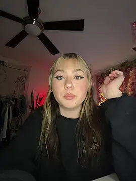 peachesncreamyy online show from 28, 4, 2026