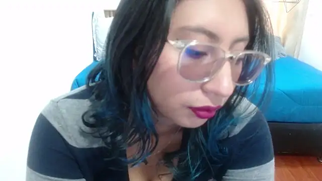 Snapshot of Violet_2003 chatting on 14, 5, 2026 Violet 2003 online show from 14, 5, 2026