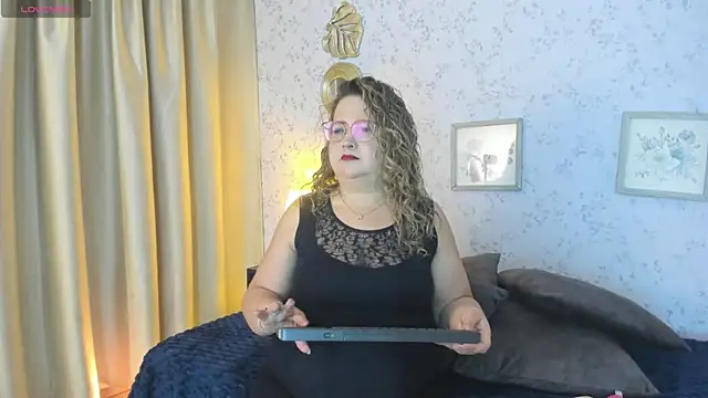 Martinacurvy  online show from 19, 6, 2026