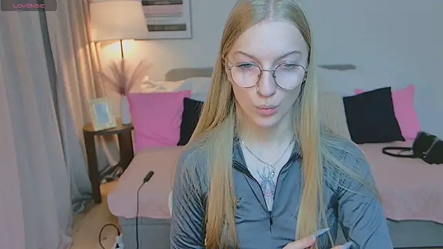 Snapshot of EvaEvis chatting on 11, 5, 2026 EvaEvis online show from 11, 5, 2026
