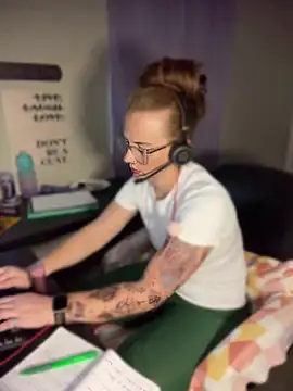 Snapshot of RoxyRedXO12 chatting on 8, 4, 2026 RoxyRedXO12 online show from 8, 4, 2026