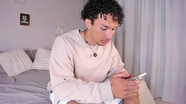 Snapshot of dominik_drake chatting on 7, 4, 2026 dominik drake online show from 7, 4, 2026