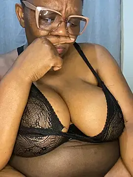 Snapshot of BoobsQueeen chatting on 6, 8, 2026 BoobsQueeen online show from 6, 8, 2026