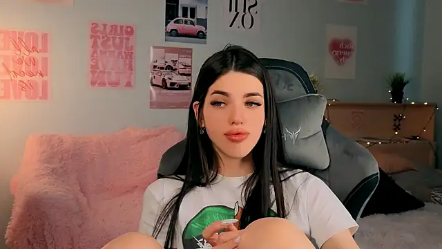 Snapshot of molly_rettyy chatting on 11, 4, 2026 molly rettyy online show from 11, 4, 2026