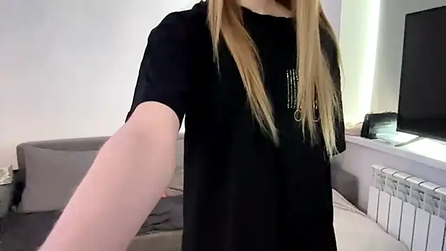Snapshot of KatrineDrea chatting on 10, 4, 2026 KatrineDrea online show from 10, 4, 2026