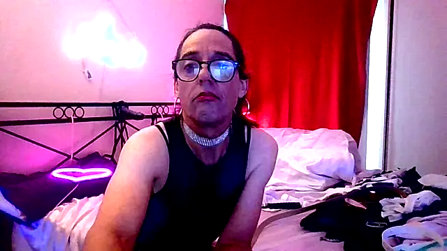 Snapshot of courtney1982 chatting on 5, 4, 2026 courtney1982 online show from 5, 4, 2026
