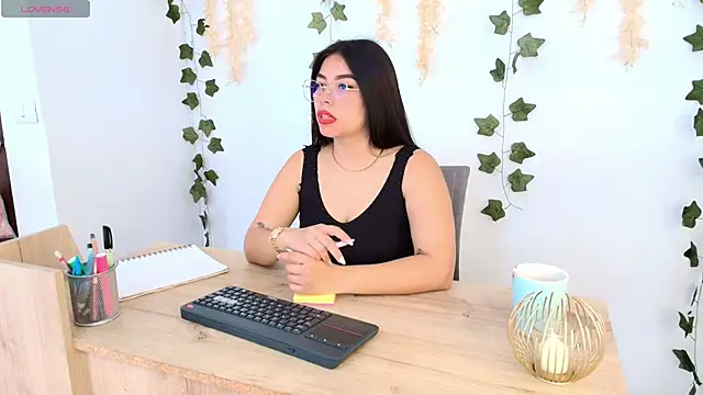 Snapshot of Ariana_castillo02 chatting on 5, 5, 2026 Ariana castillo02 online show from 5, 5, 2026