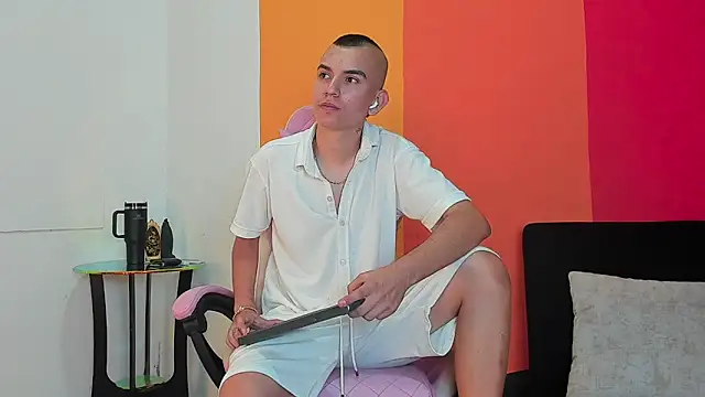 Snapshot of Rowan_Cley chatting on 13, 5, 2026 Rowan Cley online show from 13, 5, 2026